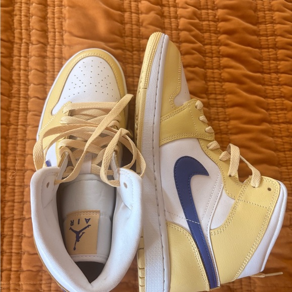 Women’s Air Jordan Nike 1 Mid - Picture 3 of 3